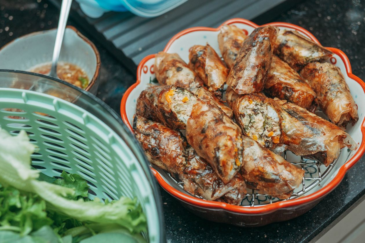Đĩa gỏi cuốn tôm thịt cuốn bánh tráng, bên cạnh bát tương chấm