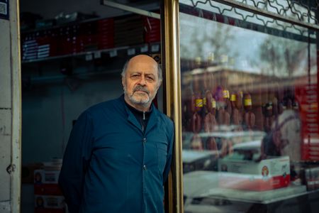 Un commerçant devant sa boutique