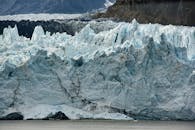 阿拉斯加的巨大冰川，以其壮丽的景色，展示了其冰冻的结构与崎岖之美