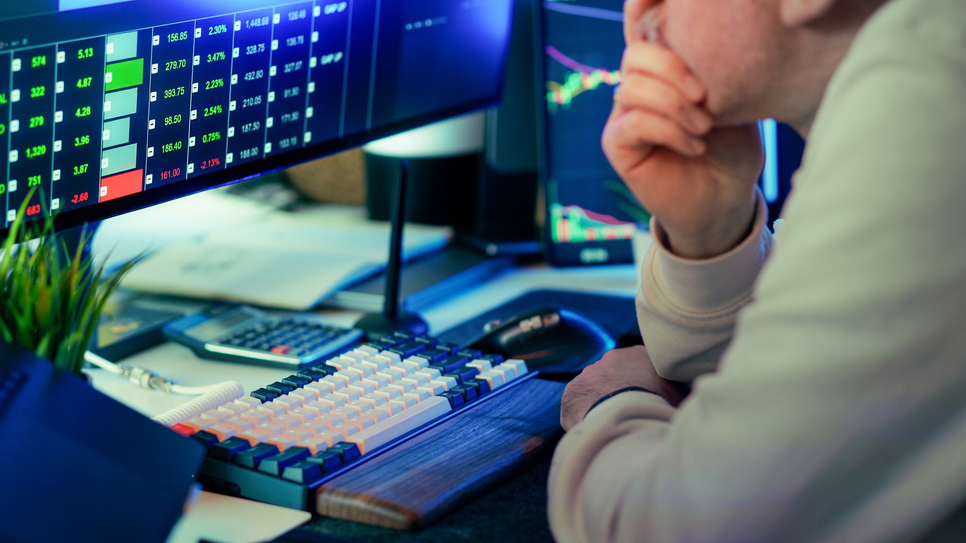 Huge, Unusual Put Action in Robinhood Stock - A Sign That HOOD Has Bottomed?