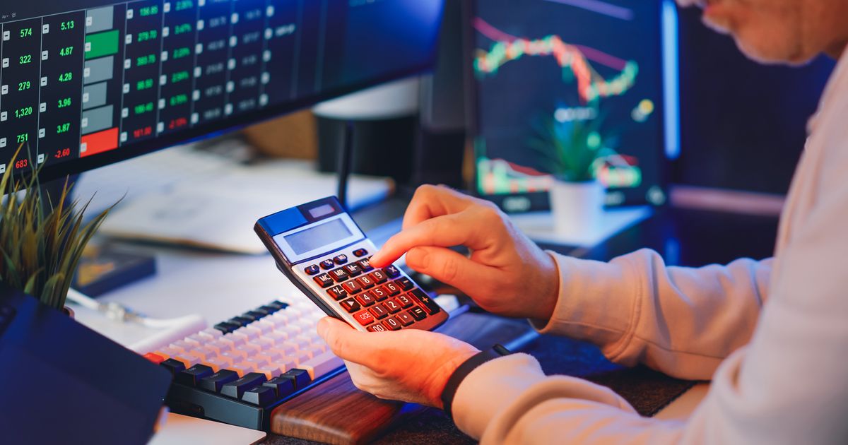 Stock market analysis with calculator used to explain what is leverage in trading