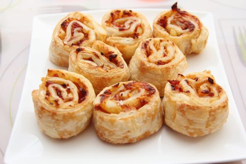 Mini-feuilletés chauds au fromage juste sortis du four