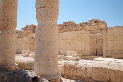 Free Stone columns and ruins of Palmyra in Syria, showcasing ancient architecture under a clear blue sky. Stock Photo