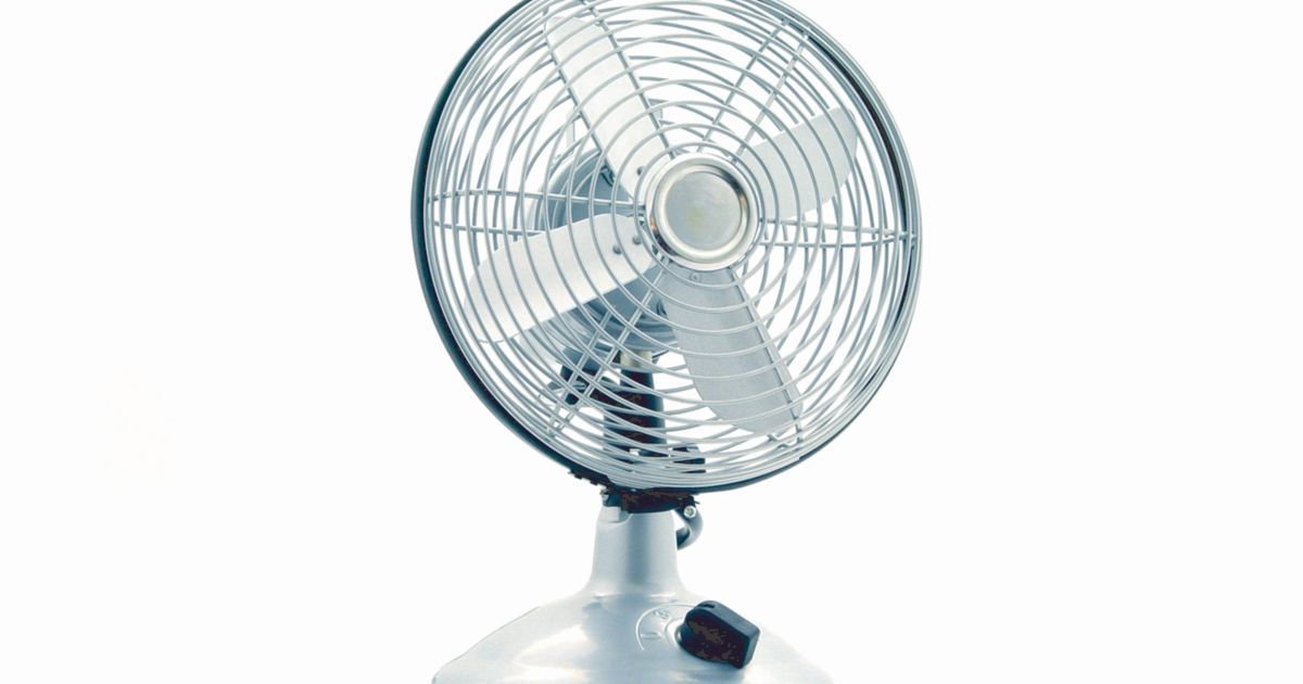 白い卓上扇風機