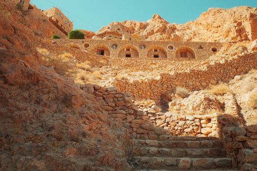 Façade d'un ancien bâtiment en pierre à Al Nabk, en Syrie, témoignant d'un patrimoine architectural unique.