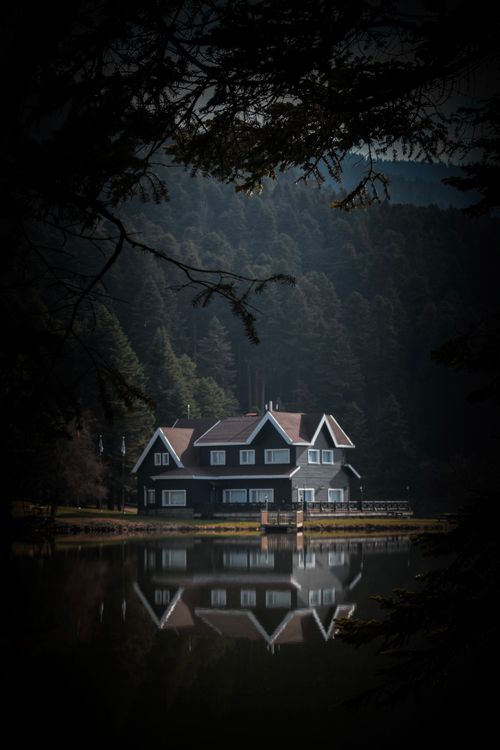 Free Charming lake house surrounded by forest in Gölcük Köy, Bolu, Türkiye, reflecting on calm waters. Stock Photo