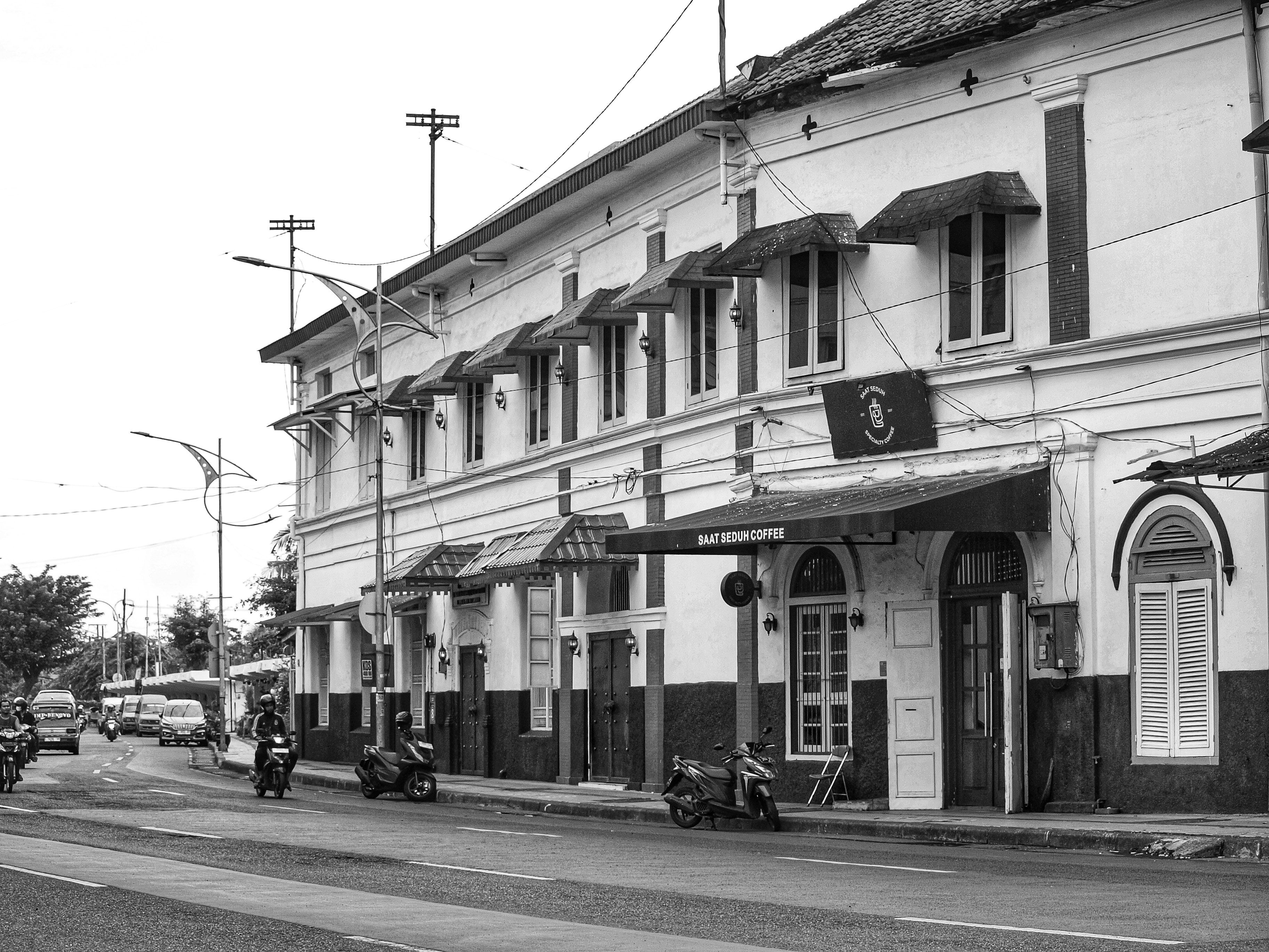 Historic Colonial Architecture on City Street · Free Stock Photo