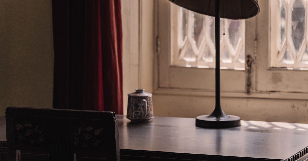 Comparaison des finitions pour meubles anciens