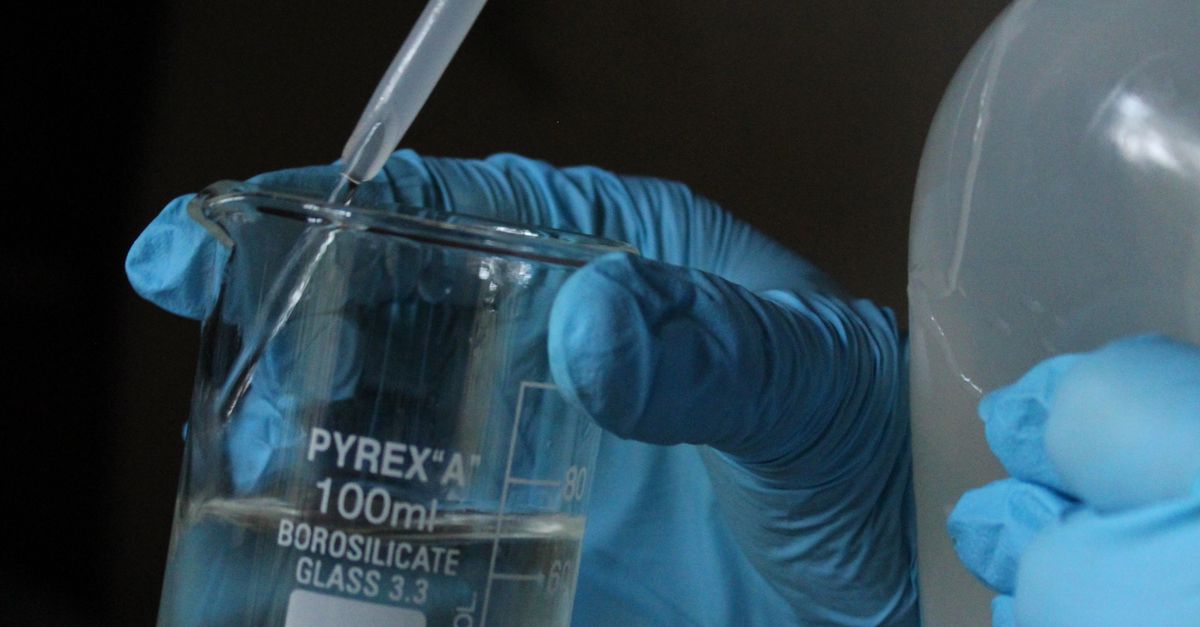 Syringe Pyrex Lab Laboratory Experiment with Pyrex Beaker and Gloves · Free Stock Photo
