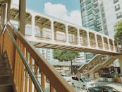 探索香港充满活力的城市建筑，其特色在于现代人行天桥