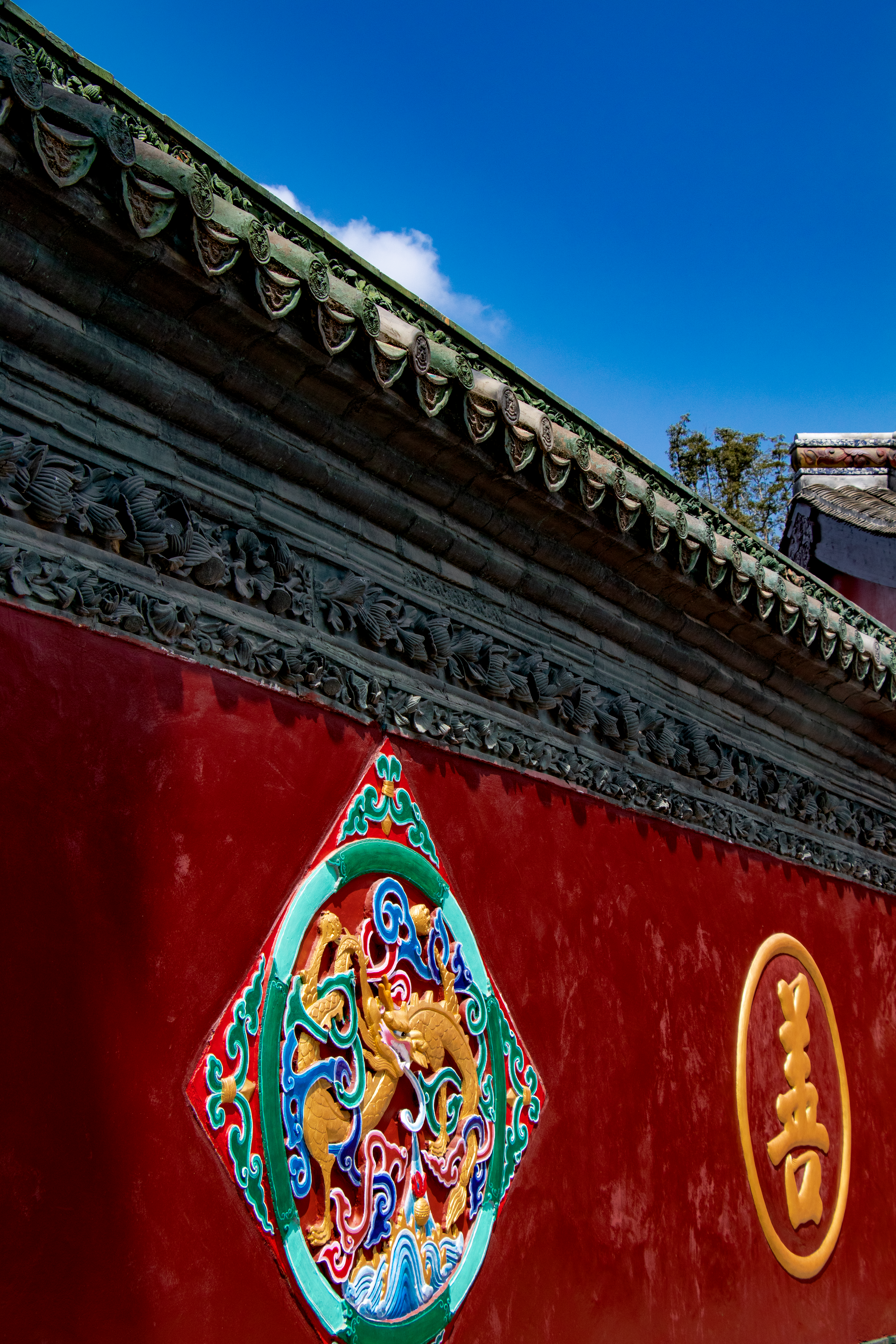 Traditional Chinese Wall with Ornate Design · Free Stock Photo