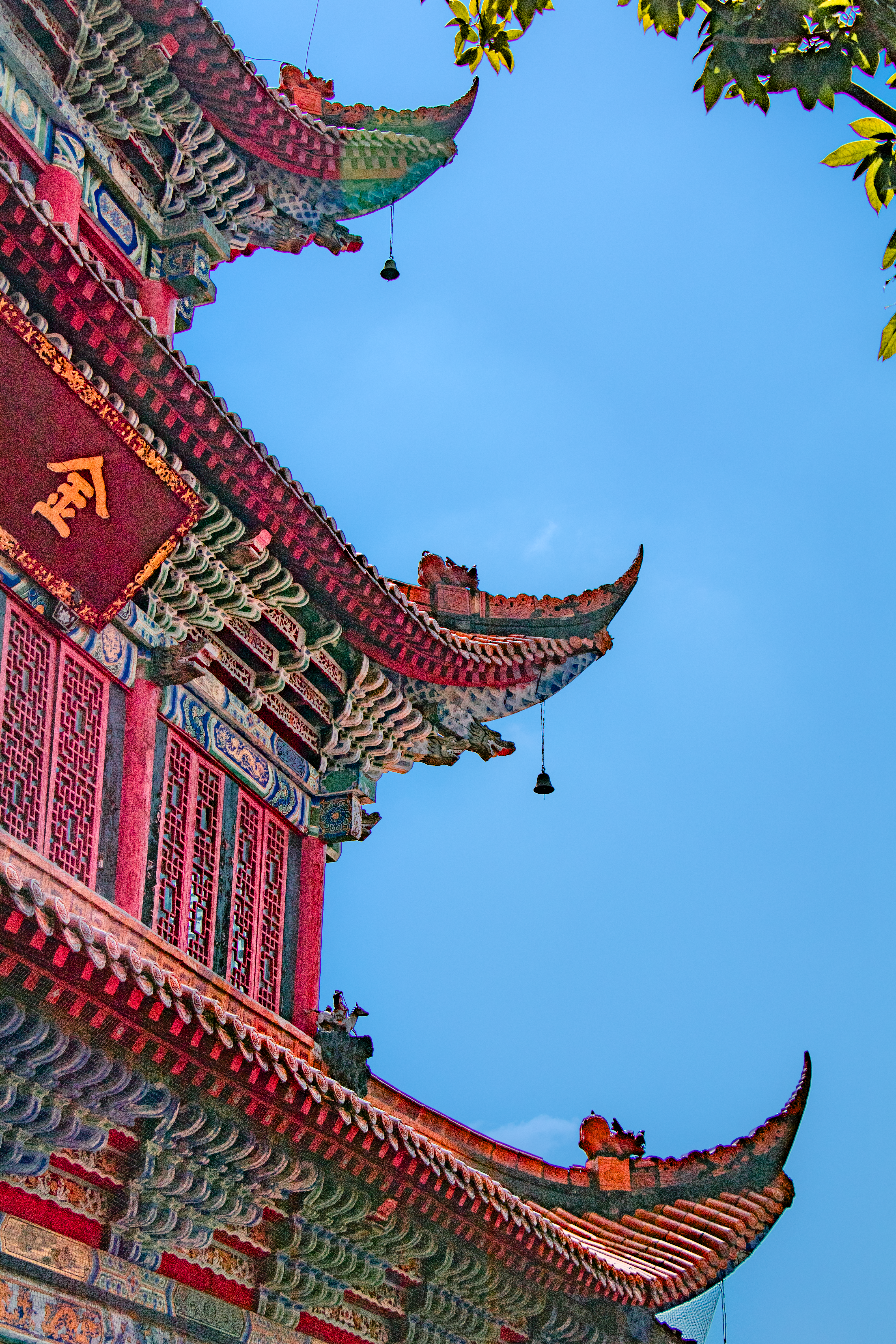 [ColoSach]-colorful-traditional-chinese-temple-roof-against-a-clear-blue-sky,-showcasing-intricate-design.