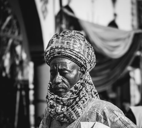 Free Black and white portrait of an elder wearing traditional attire and patterned turban. Stock Photo