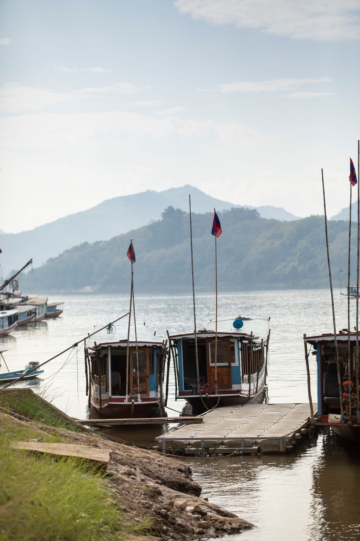 เรือริมแม่น้ำโขงที่หลวงพระบาง ประเทศลาว สำหรับบทความวีซ่าลาวและการเดินทางเข้าประเทศลาว