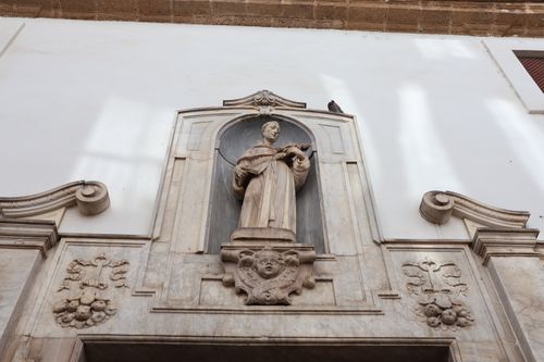 Free Detailed view of a classical sculpture on a church facade in Cádiz, Spain, highlighting cultural heritage. Stock Photo