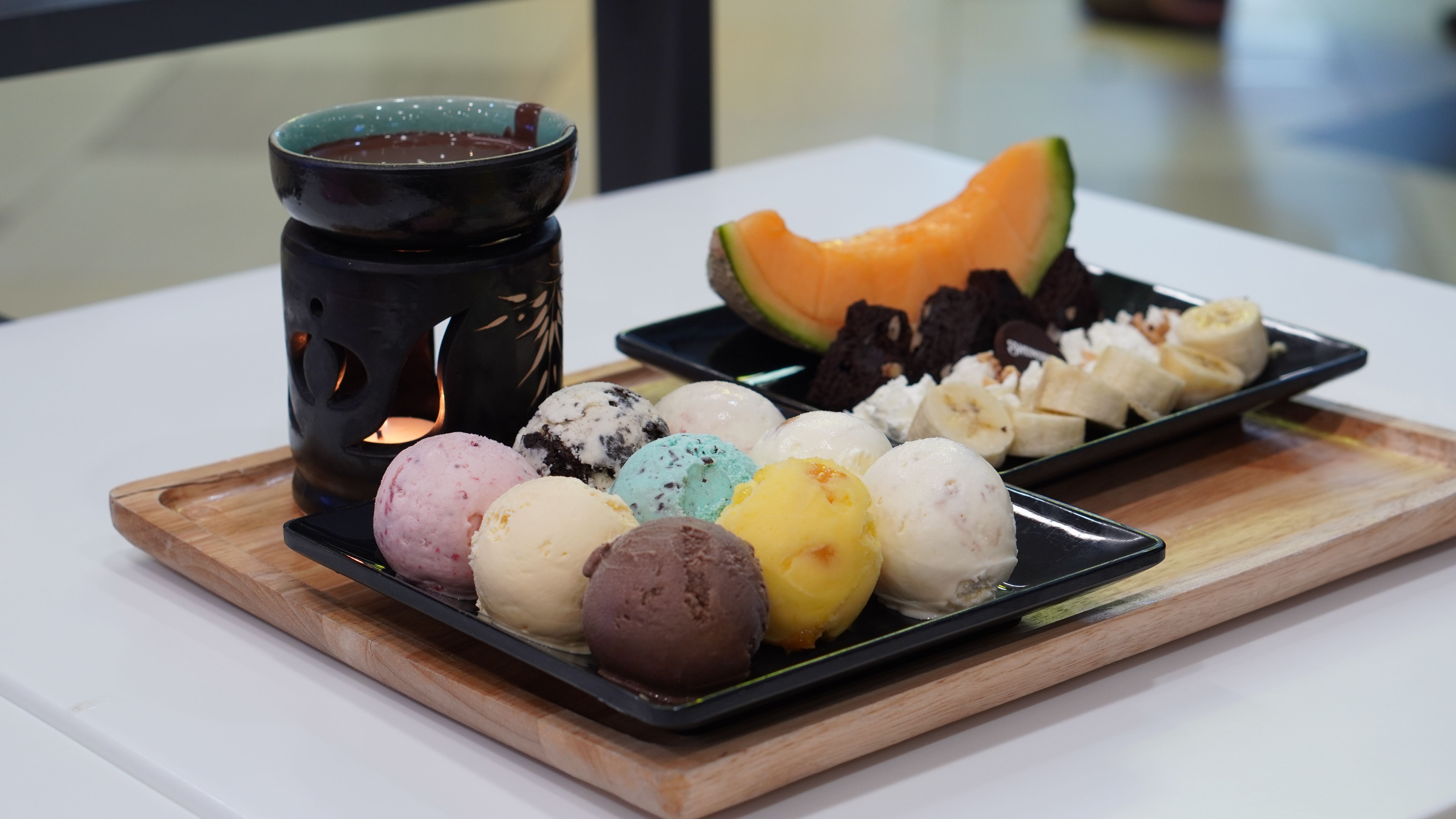 Imagem de uma sobremesa de sorvetes e frutas, ideal para ilustrar dicas sobre momentos de descanso ou pausa durante o trabalho.