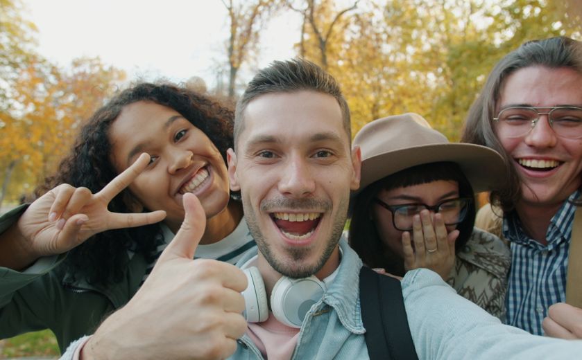 Online dating: starting a conversation on a niche platform