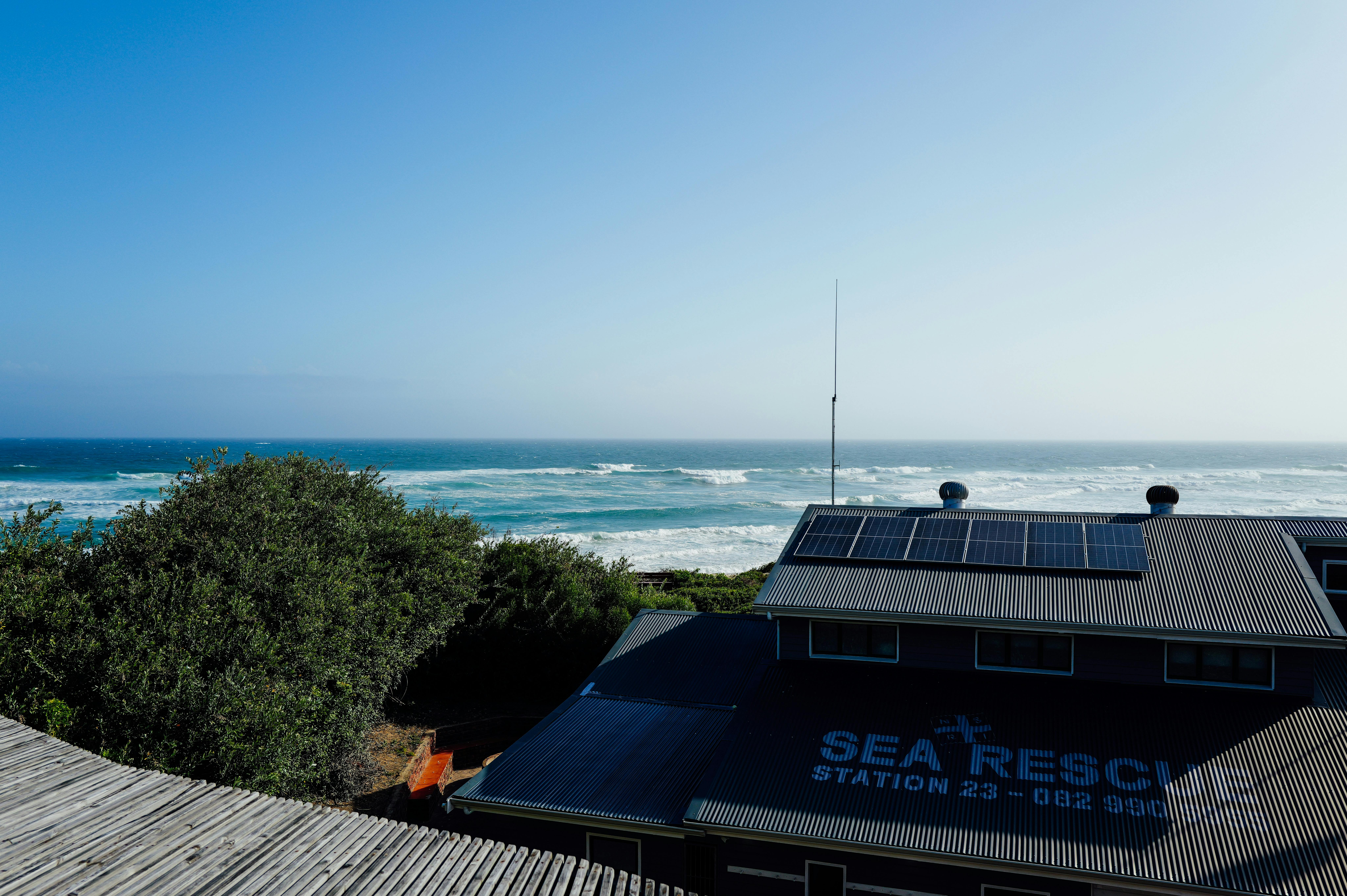 Par temps clair, une station de sauvetage en mer équipée de panneaux solaires surplombe l'océan.