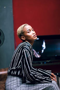 一幅迷人的室内女子肖像，她身着别致服装，背景引人注目