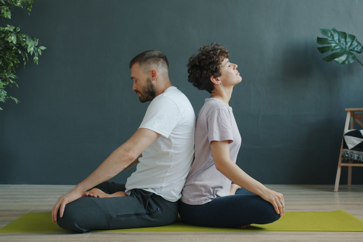 Yoga débutant : par où commencer sans se blesser - 3. Choisissez un instructeur de yoga attentif et une pratique encadrée