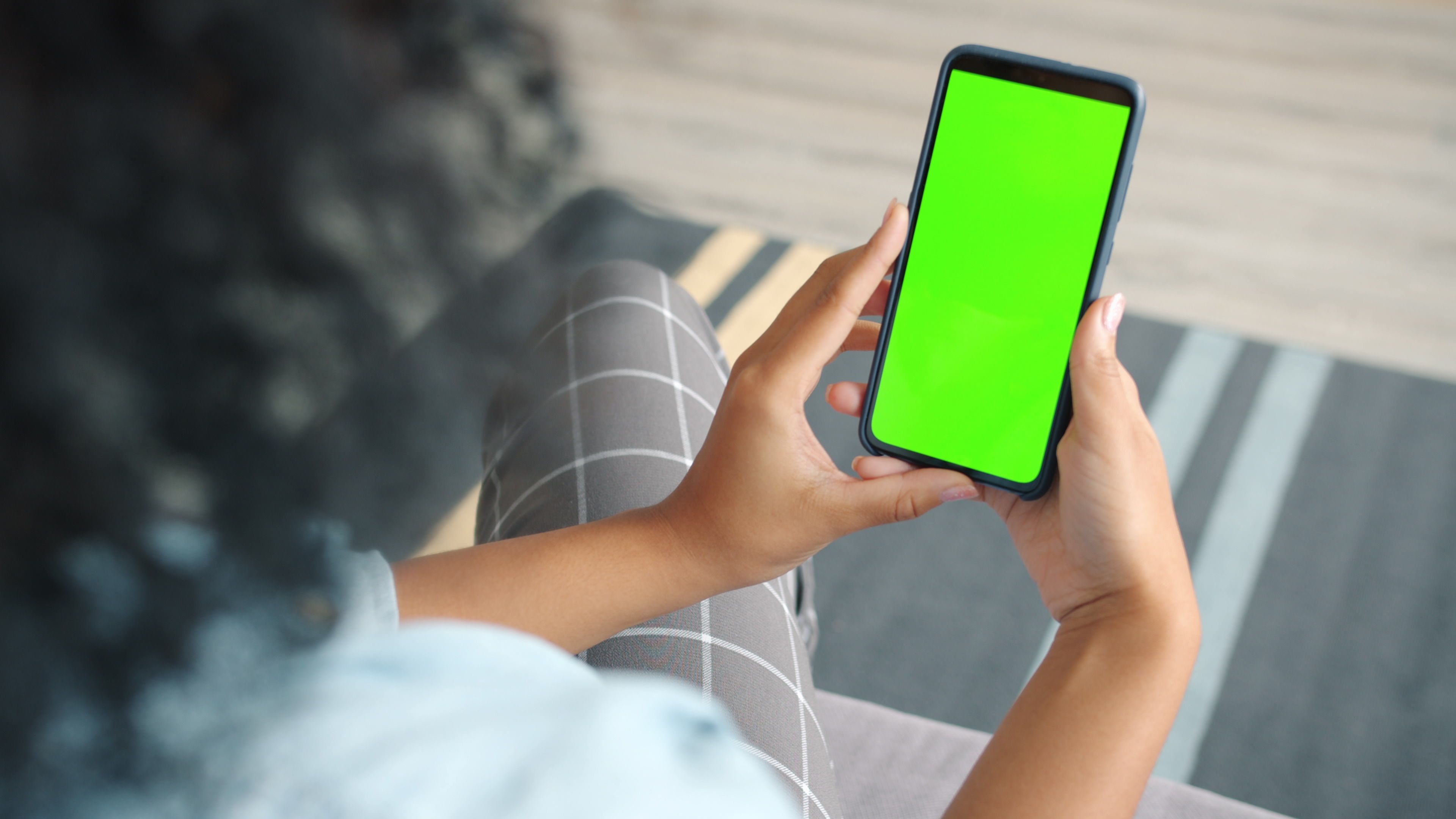 Manos sosteniendo un smartphone con datos en Jamaica