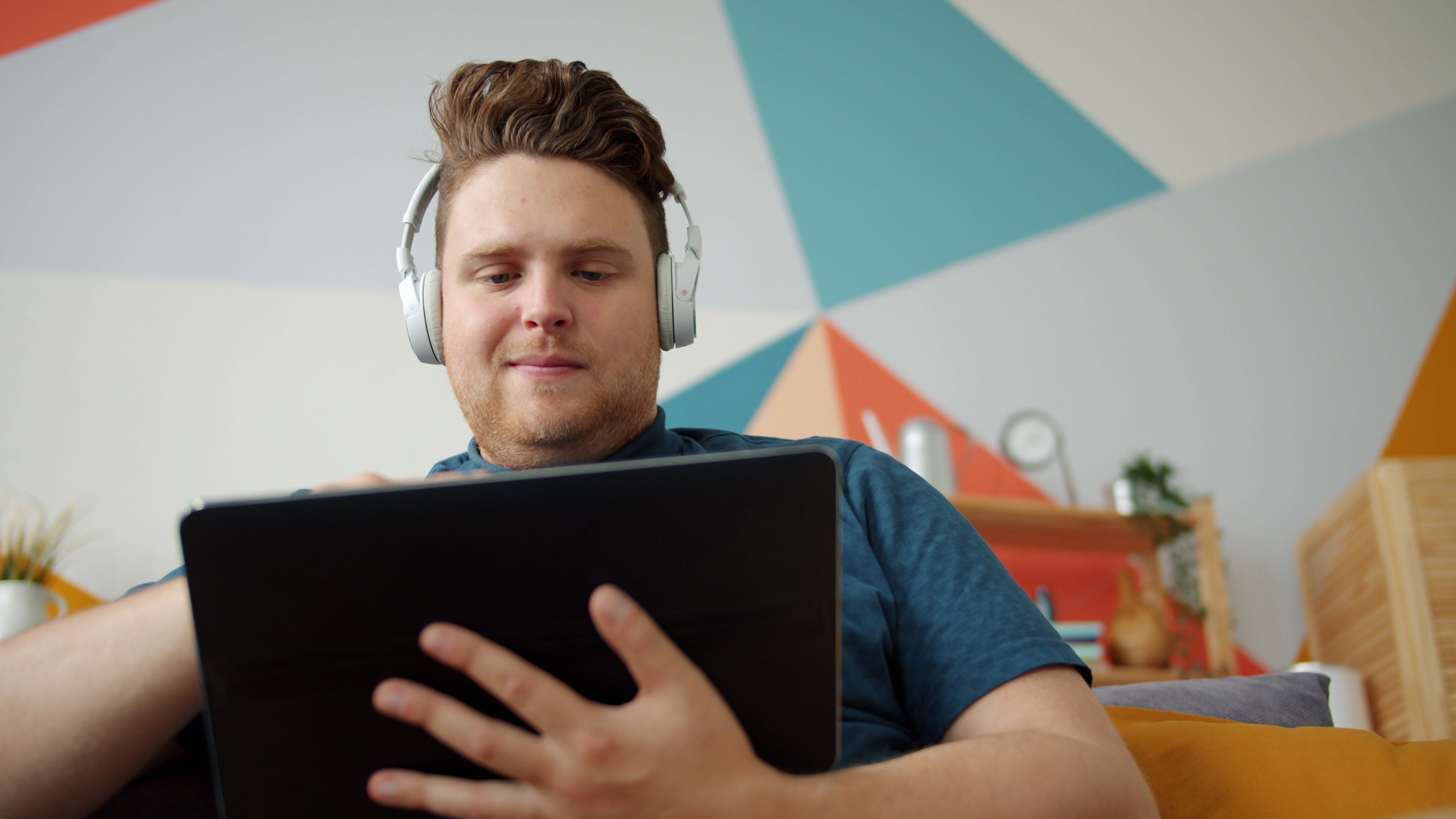 streaming discovery plus — Photo by Vitaly Gariev on Pexels