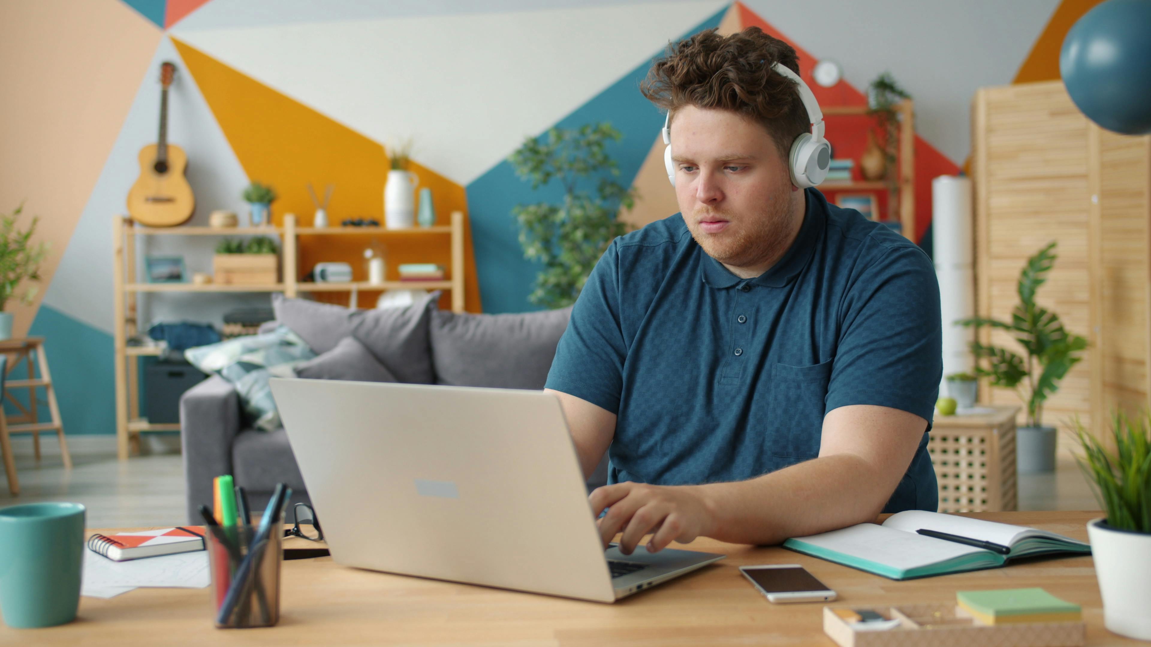 How to start an online side hustle — Photo by Vitaly Gariev on Pexels