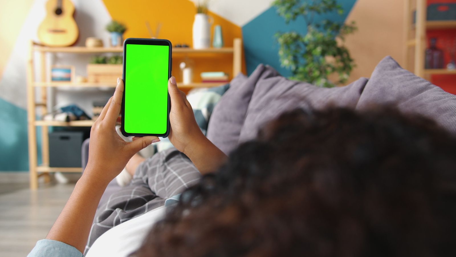 Pessoa segurando smartphone enquanto usa o aplicativo Gemini