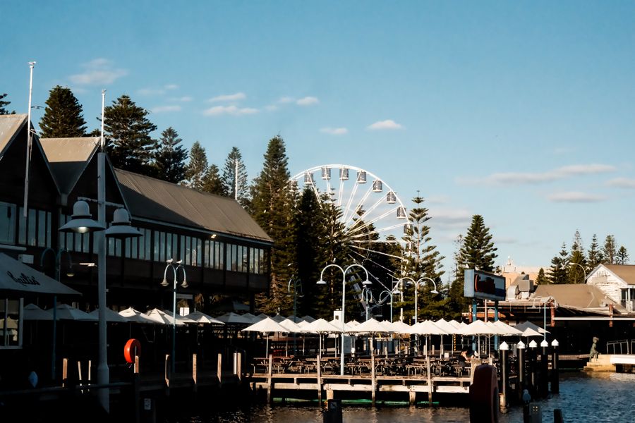 Fremantle мимо кафейной улицы