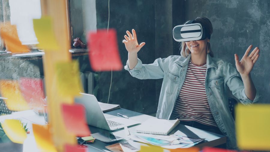 Profesional usando realidad virtual en una sesion de innovacion