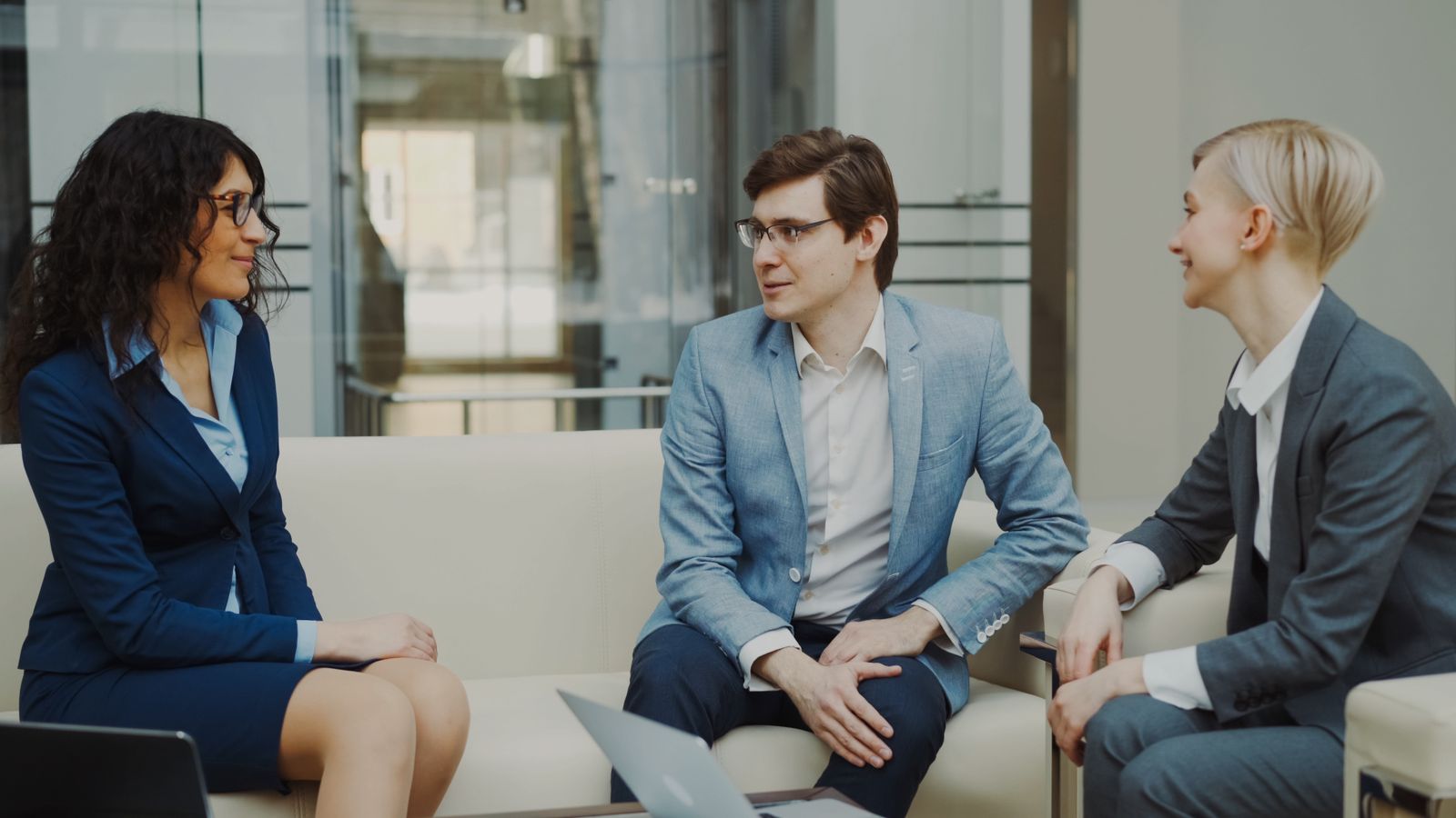Consultores da IBM e executivos discutindo implantação de IA em sala de reunião corporativa