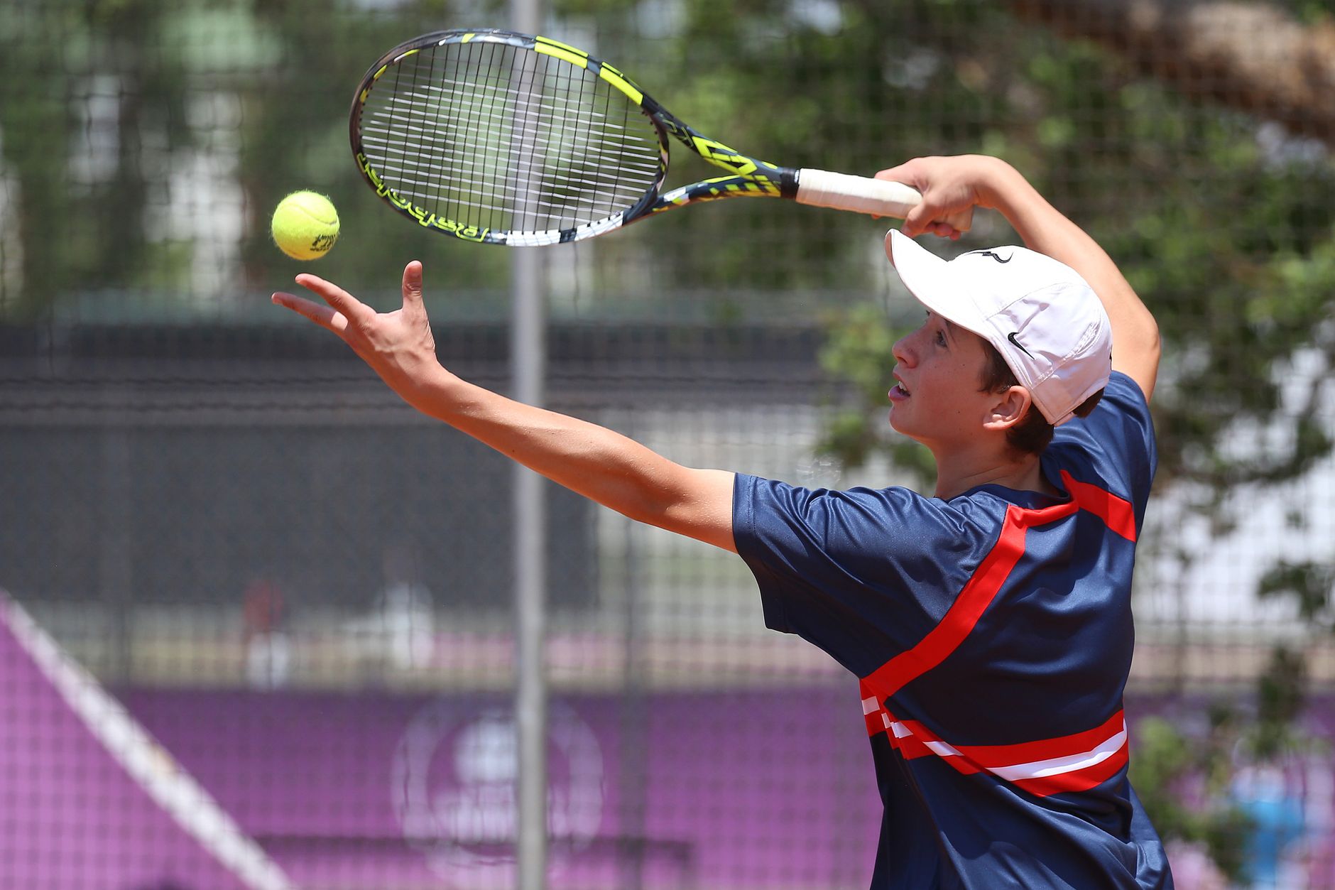Tenis oyuncusunun sert kortta servis atma anı