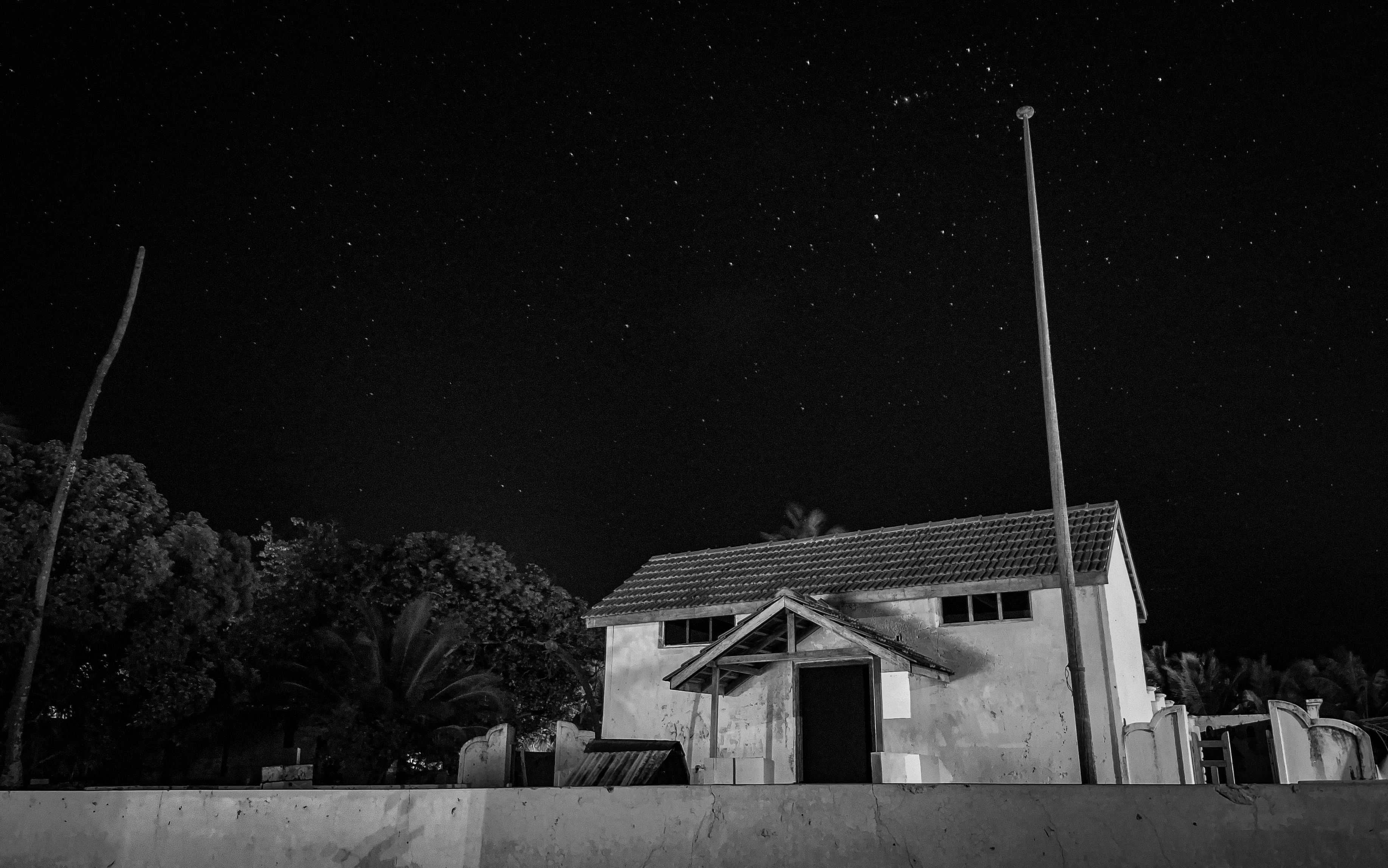 Rural House Under Starry Night Sky · Free Stock Photo