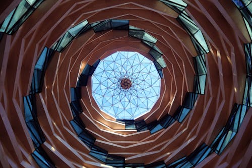 Bezpłatne Spiralne Schody Z Niebieskim Szklanym Oknem Zdjęcie z galerii
