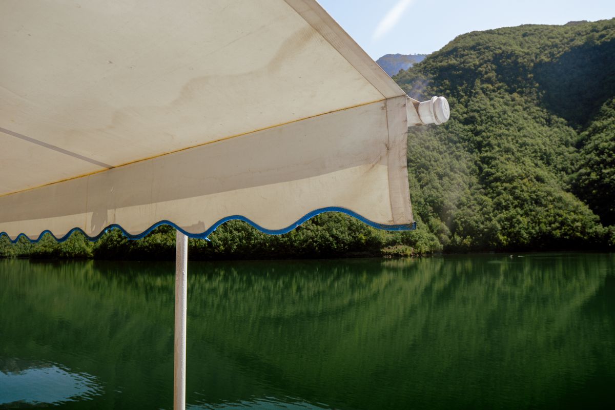 Priveliște de pe vas asupra lacului Koman, Albania