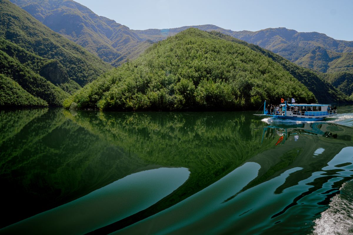 Călătorie cu barca pe lacul Koman, Albania