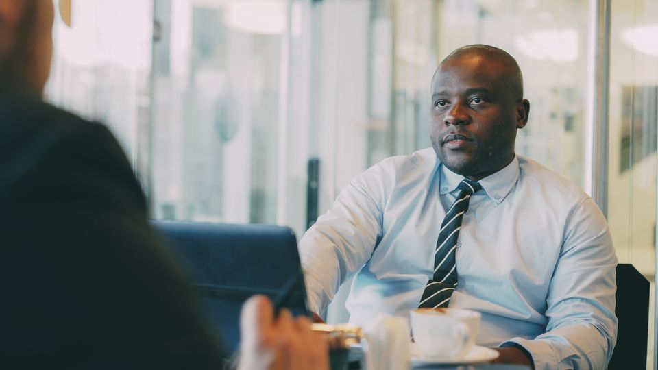 Profesionales intercambiando ideas en una reunión de consultoría