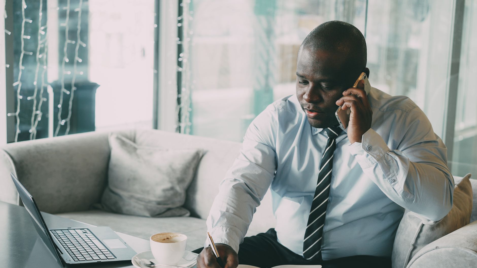 Comptable et directeur financier en discussion