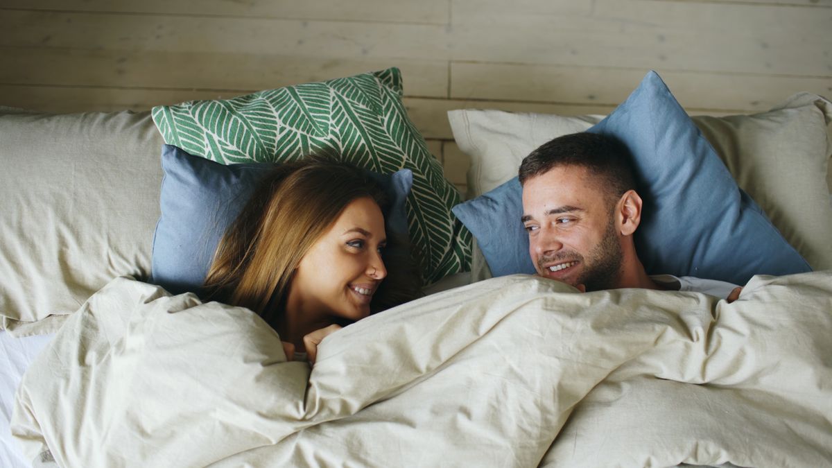 Pareja en un momento íntimo y cálido en casa
