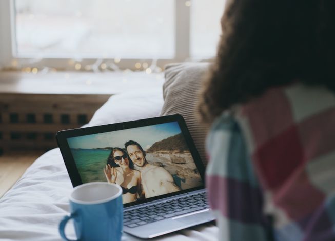 Online dating: starting a conversation on a niche platform