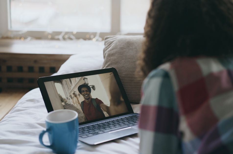 Online dating: starting a conversation on a niche platform