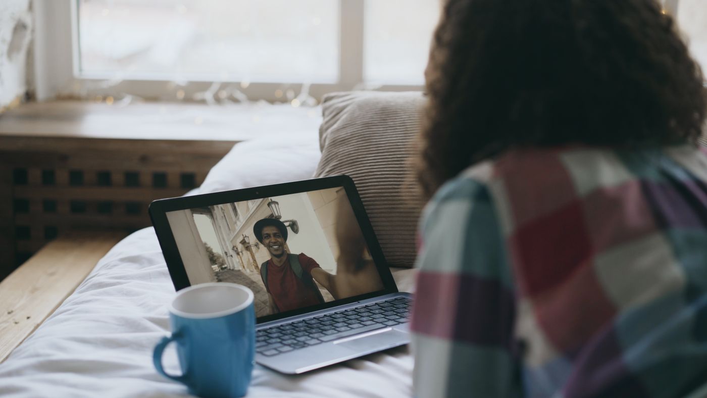 Pessoa participando de uma conversa online em casa