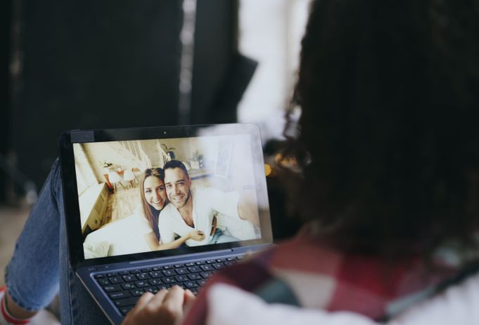 Online dating: starting a conversation on a niche platform