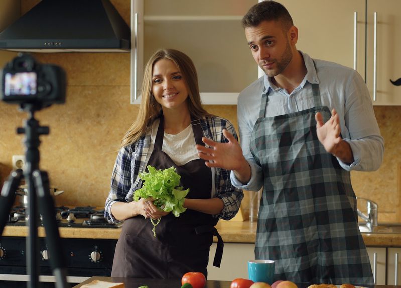 Online dating: starting a conversation on a niche platform