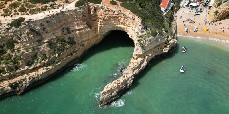 Vista aérea de la cueva y la playa de Benagil, en el Algarve