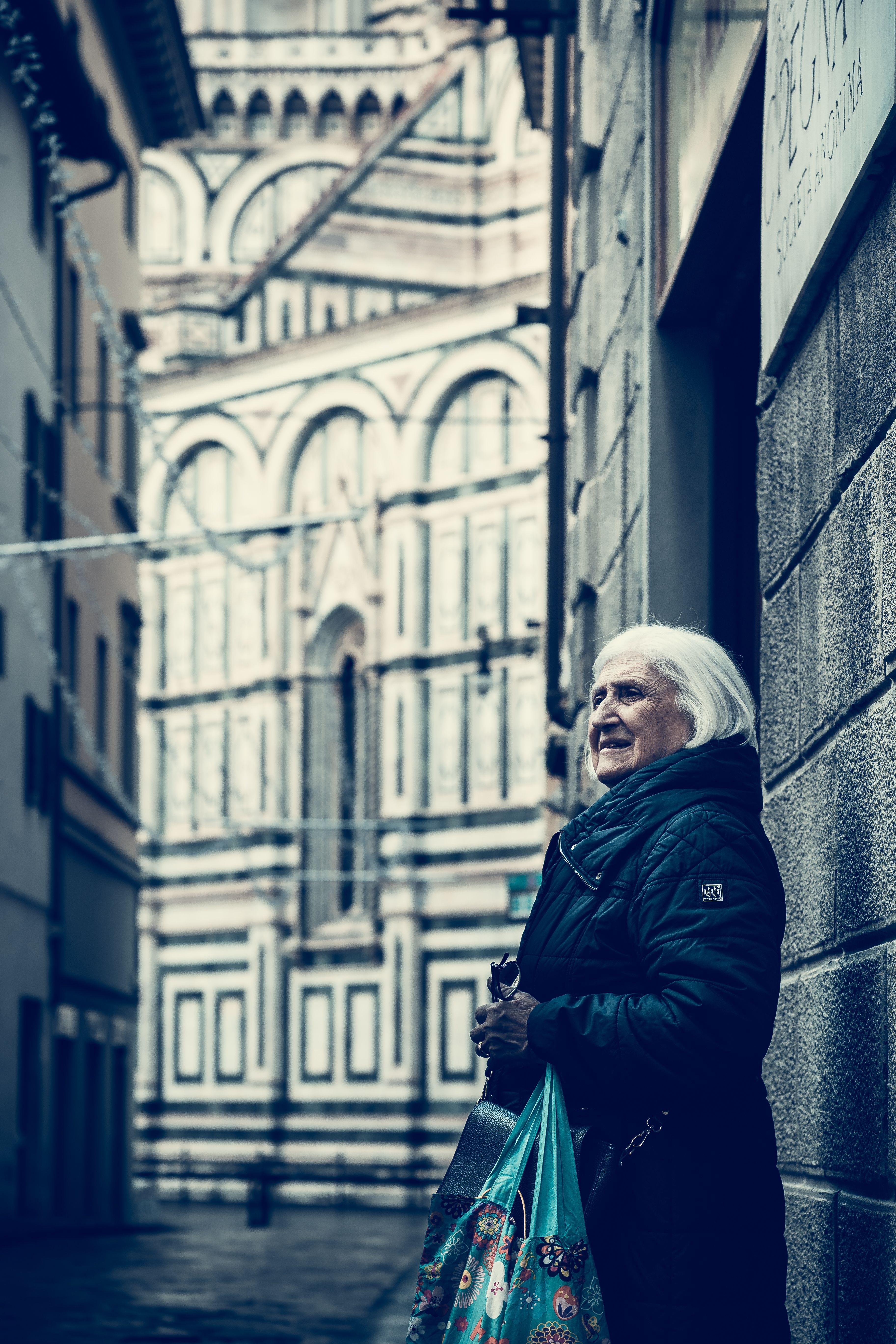 Donna senior fotografata nel centro di Firenze