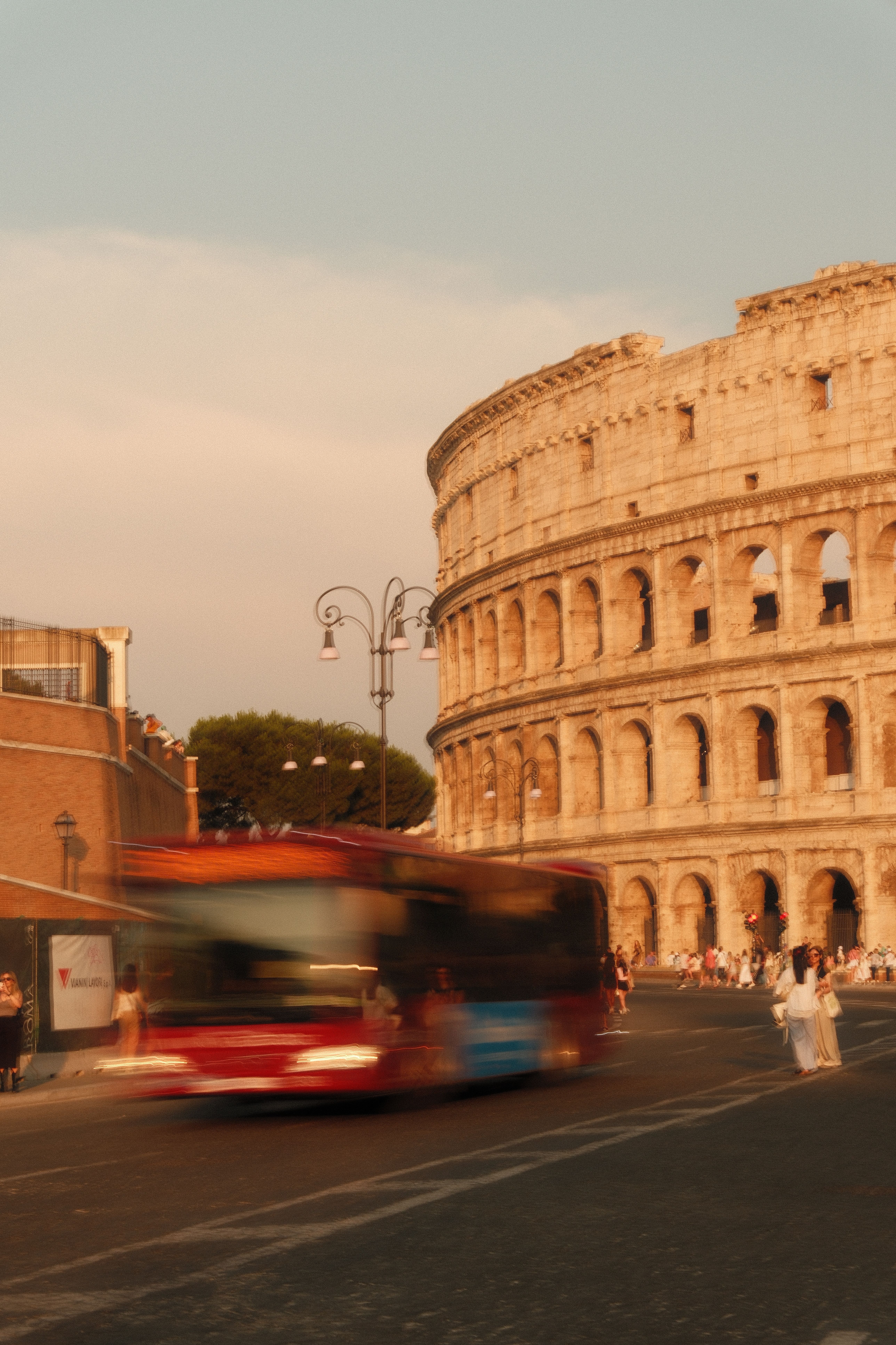 Roma presenta un fresco antiguo y un mosaico mural de 10 metros bajo la colina del Opio