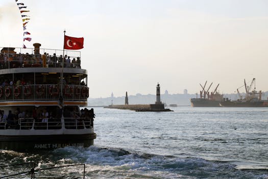一艘悬挂土耳其国旗的渡轮满载乘客，驶过伊斯坦布尔风景优美的水域