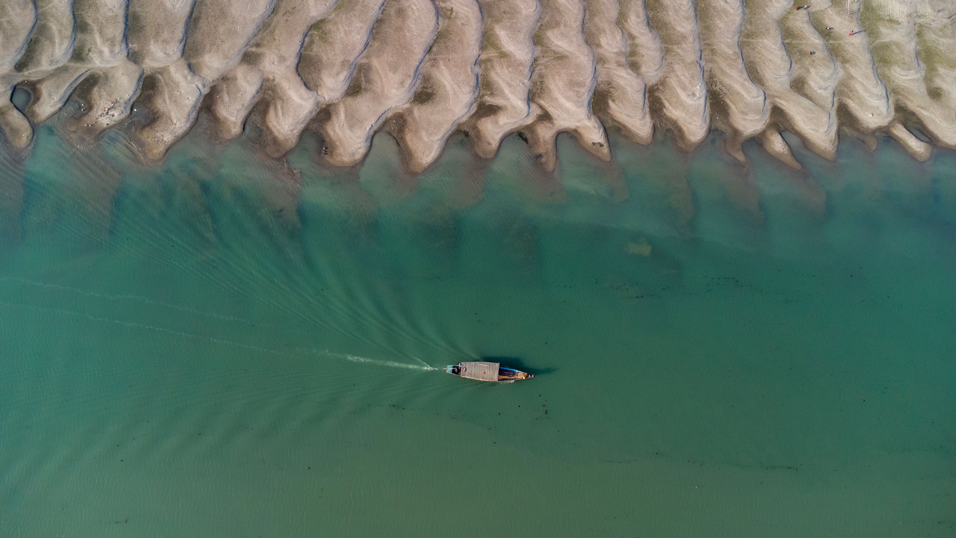 Aerial View of Boat on Serpentine River Patterns · Free Stock Photo