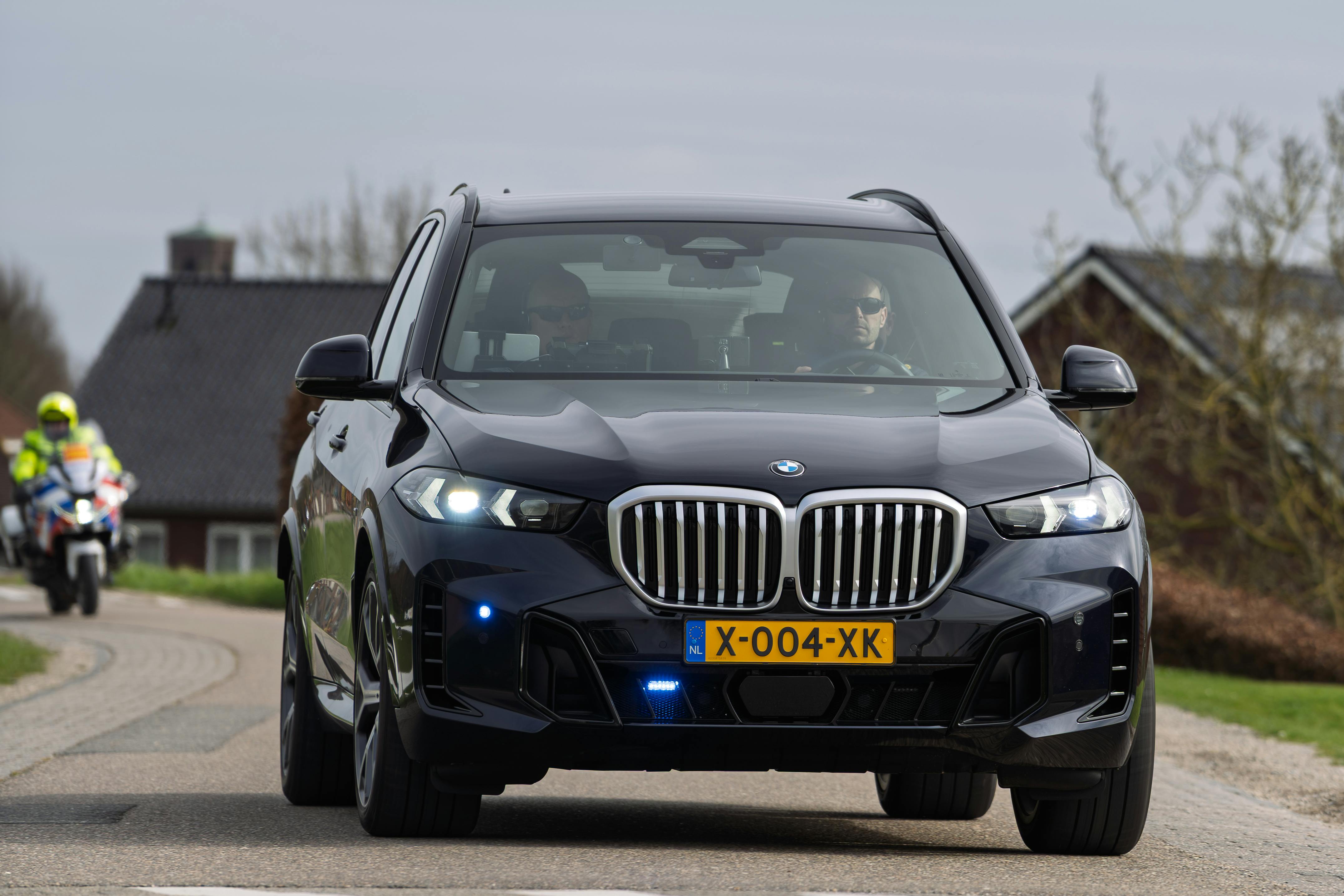 Hollanda'da araç sahibi olma maliyetlerini, otomobil vergilerini ve otoyol masraflarını temsil eden, Hollanda plakalı modern bir araba ve Euro banknotları.